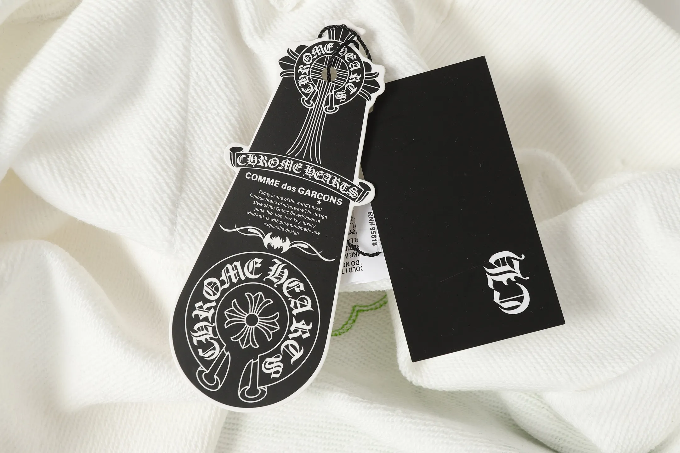 P250 #L3189 cross-border model. Those who pursue quality, please do not place an order. -Chrome Hearts/Chrome Hearts Horseshoe Sanskrit printed leather cross✝️Hooded sweatshirt - High weight, high density and high quality. The wool is soft, delicate and skin-friendly. It feels soft and silky. It has excellent warmth and skin-friendly properties. -Customized weaving and dyeing. No color difference. No matter the fabric or workmanship details, it beats the ordinary version on the market. -Colour: black white -Size: S M LXL